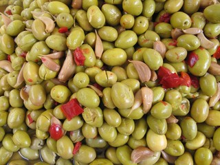 Aceitunas aliñadas a granel.