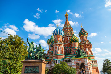 Saint Basils kathedraal en monument voor Minin en Pozharsky op het Rode plein in Moskou. Beroemde Russische bezienswaardigheden op blauwe hemelachtergrond.