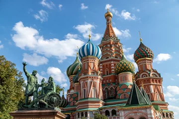 Papier Peint photo autocollant Monument Cathédrale Saint-Basile et monument à Minine et Pojarski sur la Place Rouge à Moscou. Célèbres monuments russes sur fond de ciel bleu.