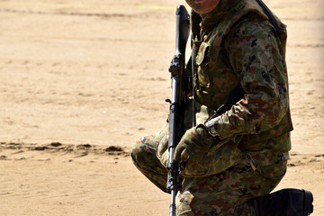 銃を構える自衛官