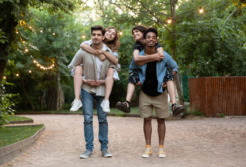 Obraz premium Group of young friends party outdoors in park having fun.