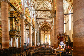 Fototapeta na wymiar Interiors of Sant'Anastasia cathedral in Verona