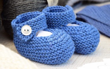 Blaue handgestrickte Babyschuhe, Banner