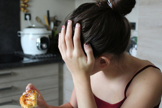 adolescente avec une main sur la t&ecirc;te
