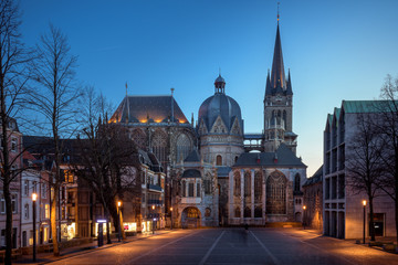 Aachener Dom bei Dämmerung