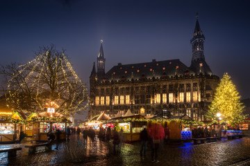 Fototapeta na wymiar Aachener Weihnachtsmarkt mit Blick auf das Rathaus