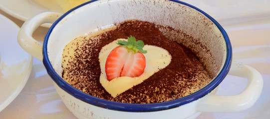 Hausgemachtes Tiramisu mit Herz und Erdbeere