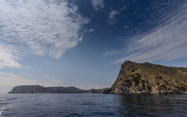 Fototapeta na wymiar Navegando por el mar mediterraneo en el Parque Natural del Cap de Creus, Cataluña, España