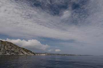 Navegando por el mar mediterraneo en el Parque Natural del Cap de Creus, Cataluña, España