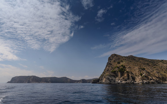 Navegando por el mar mediterraneo en el Parque Natural del Cap de Creus, Cataluña, España