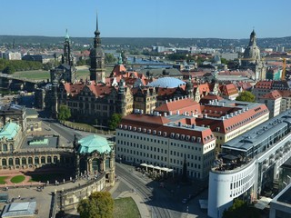 Naklejka na ściany i meble Blick auf die Altstadt von Dresden an der Elbe mit Frauenkirche und Zwinger
