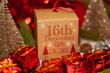 16. Dezember im Advent Weihnachtskalender mit kleinen roten Geschenkboxen für Adventszeit