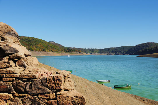 Edersee bei Niedrigwasser mit Grundmauern der Bericher H&uuml;tte