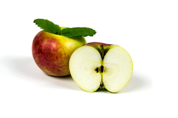 Jabłko na białym tle z zielonym listkiem