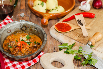 Szegediner Gulasch mit Zutaten