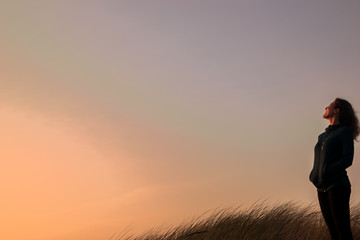 Fototapeta premium Girl enjoying the sunset