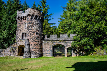 Fototapeta na wymiar Tour et remparts du Château Dauphin à Pontgibaud
