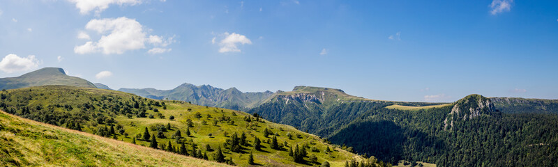 Panorama du Puy de Sancy et du Mont Dore en Auvergne © Gerald Villena