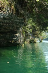 Steile Felsen im See