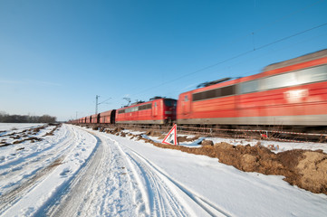Obraz premium Lokomotive im Schnee Kohlewaggons