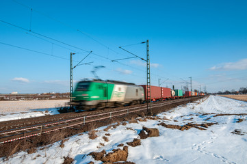 Zug in Fahrt Gütertransport bei Schnee