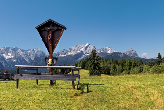 Wegkreuz am Eckbauer mit Alpspitze
