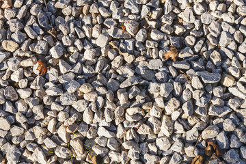 Viele graue Kieselsteine auf dem Boden