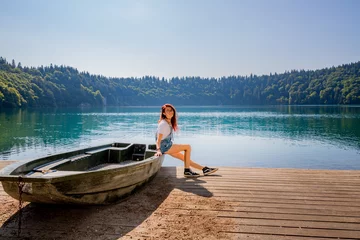 Foto op Canvas Fillette au bord du Lac Pavin en Auvergne © Gerald Villena