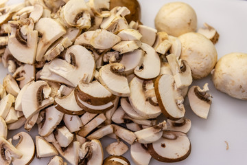 Pilzscheiben auf einem haufen nach dem schneiden 
