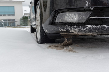 frontspeuler mit nebelleute im schnee mit eis und matsch