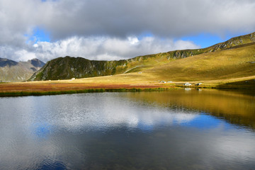 Россия, Архыз. Небольшое озеро в районе Загеданского Пятиозерья в сентябре