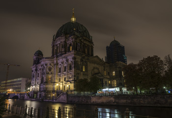 Fototapeta na wymiar Dom zu Berlin bei Nacht
