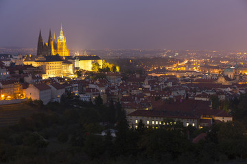 Obraz premium Nocne miasto Praga z gotyckim zamkiem, Republika Czeska
