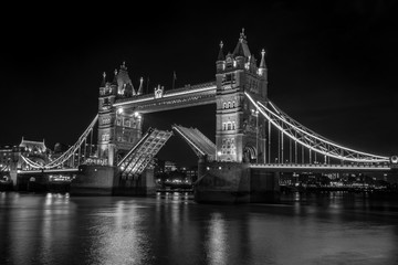 Fototapeta na wymiar Tower Bridge up