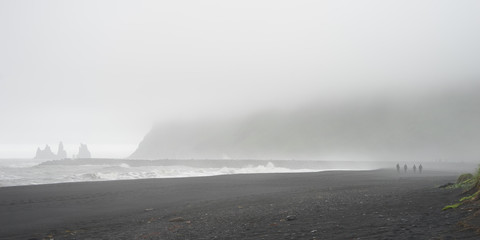 Landschaft im Süden Islands: Vík í Mýrdal – Blick auf die Felsnadeln Reynisdrangar