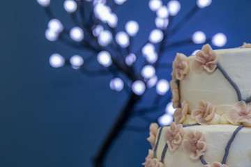 Obraz na płótnie Canvas wedding cake with blurred lights in background