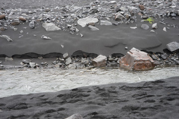 Schwarzer Lavasand-Strand in Vík í Mýrdal – Blick auf die 3 Felsnadeln (Reynisdrangar) / Süd-Island
