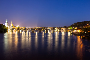 Fototapeta na wymiar Prag Karlsbrücke Moldau longexpo bei Nacht