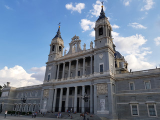 Fototapeta na wymiar Catedral de Santa María la Real de la Almudena - Madrid - Espana