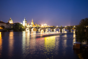 Fototapeta na wymiar Karlsbrücke Prag bei Nacht longexpo