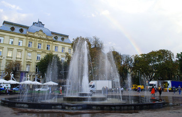 радуга над фонтаном