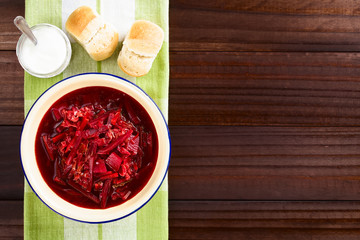Hausgemachte vegetarische Borschtsch Suppe aus rote Bete, Kohl, Karotte, Kartoffel, Tomate und...