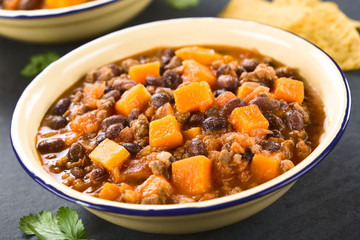 Hausgemachter Chili con Carne aus Bohnen, Hackfleisch, Tomatensauce und Kürbis (Selektiver Fokus, Fokus ein Drittel in den Chili)