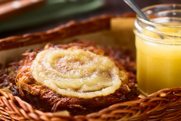 Frische knusprige Kartoffelpuffer oder Reibekuchen mit Apfelmus in Korb (Selektiver Fokus, Fokus...