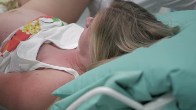 A woman gives birth in a hospital. Real delivery video