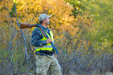 Obraz premium Hunter with a german drathaar and spaniel, pigeon hunting with dogs in reflective vests 