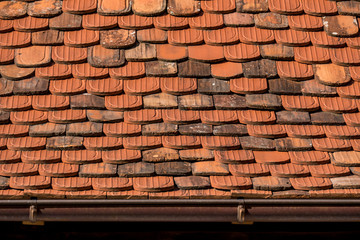 Dach mit alten und neuen Ziegeln