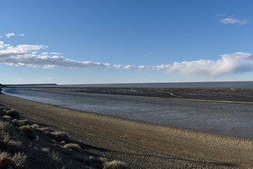 Vista de la playa durante la marea baja en la tarde