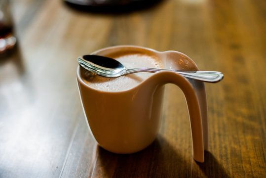 Rafe late servido en una taza