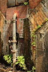 東京に残る古びた赤レンガの高架橋